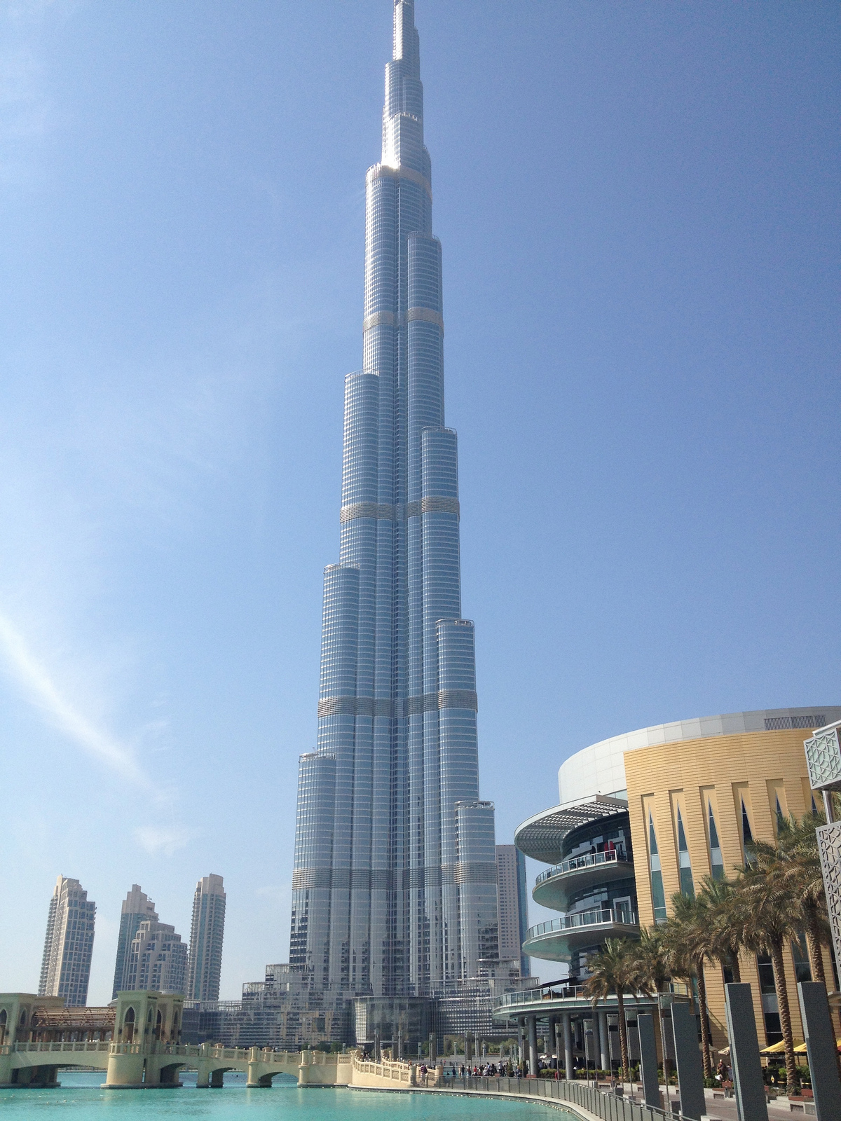 Бурдж халифа окрасили. Бурдж-Халифа Дубай. Башня Бурдж Халифа в Дубае. Дубай здание Бурдж Халифа. Дубай Бурдж араб халиба.